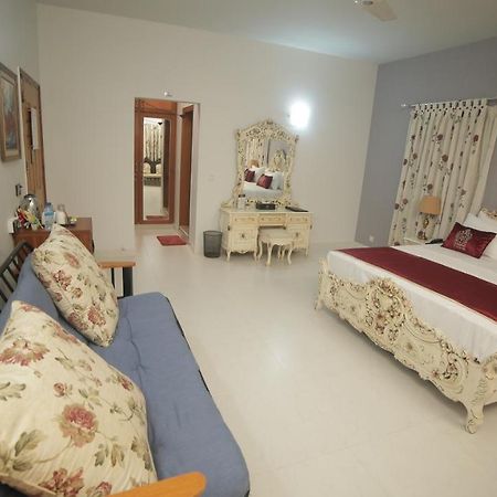 Four Squares Karachi Bed & Breakfast Dış mekan fotoğraf