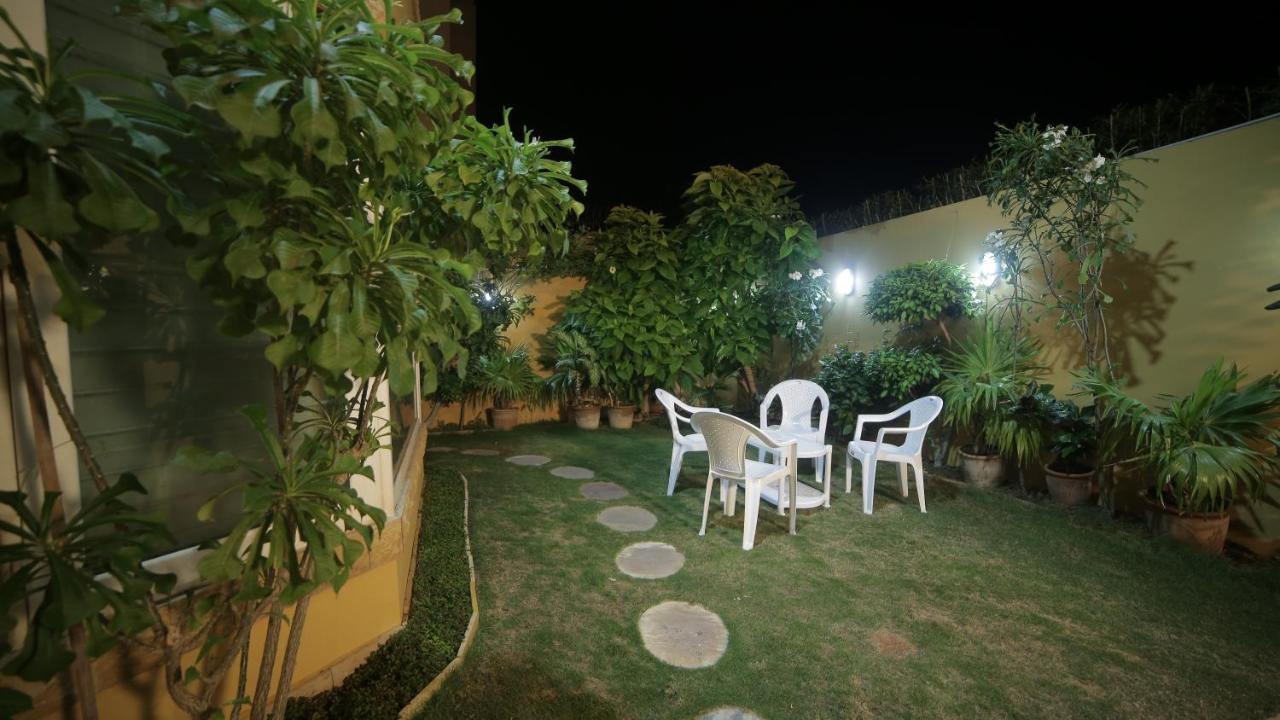 Four Squares Karachi Bed & Breakfast Dış mekan fotoğraf